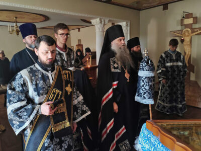 В среду Страстной седмицы Преосвященнейший епископ Савва совершил Божественную Литургию Преждеосвященных Даров в Николо-Тихвинском женском монастыре посёлка Пятницкое