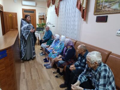Настоятель Покровского храма совершил таинство соборования для проживающих в Иловском доме-интернате