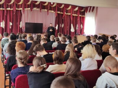 Благочинный Вейделевского округа провел встречу с учащимися местной школы