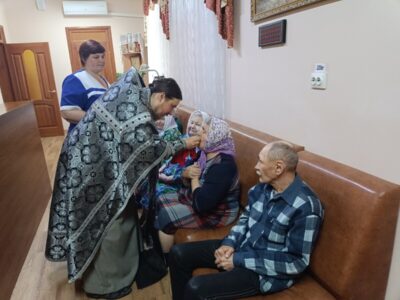 Настоятель Покровского храма села Иловка причастил постояльцев Иловского дома-интерната