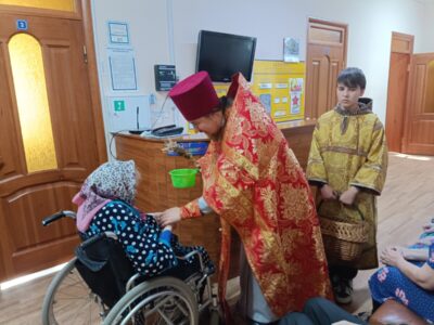 В день Светлого Христова Воскресения настоятель Покровского храма села Иловка поздравил с праздником Пасхи проживающих Иловского дома-интерната