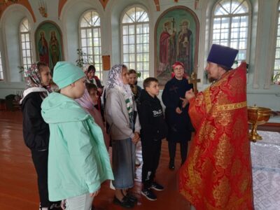 Покровский храм села Иловка посетили ребята из фолк- студии «Печки-лавочки» Иловской модельной библиотеки
