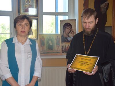 Благочинный Вейделевского церковного округа вручил денежные сертификаты семьям на лечение детей