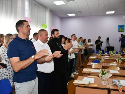 Благочинный I-го Бирюченского округа принял участие в торжественной линейке посвященной окончанию учебного года