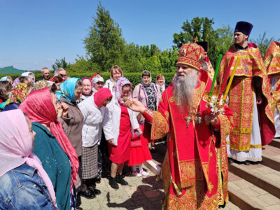 В понедельник Светлой седмицы епископ Савва совершил Божественную Литургию в храме Покрова Пресвятой Богородицы поселка Вейделевка