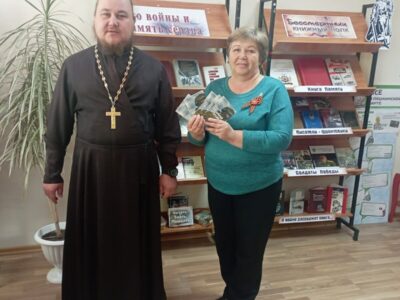 Настоятель храма Апостолов Петра и Павла села Погромец передал в дар сельской библиотеке книги