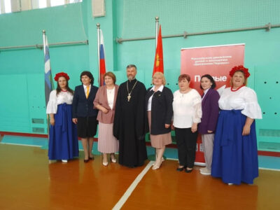 Настоятеля храма Владимирской иконы Божией Матери села Старое Уколово посетил торжественную линейку