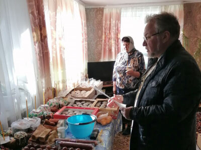 Настоятель храма Рождества Христова села Рождествено совершил освящение куличей, яиц и прочей скоромной снеди для передачи их солдатам, участникам СВО