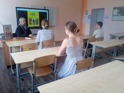 Настоятель храма преподобного Феодора Печерского села Лавы посетил Колосковскую среднюю школу