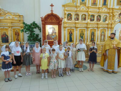 Воспитанники воскресной школы «Покров» поздравили прихожан с Днем семьи любви и верности
