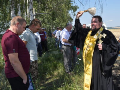 Благочинный Красненского церковного округа совершил молебное пение перед уборкой урожая