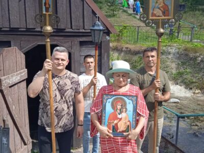 Былсовершен традиционный крестный ход к источнику в честь Смоленской иконы Божией Матери в поселке Вейделевка