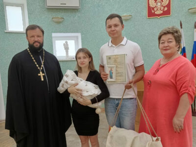 Благочинный I-го Бирюченского округа поздравил родителей с рождением сына