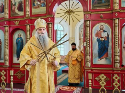 Преосвященнейший епископ Савва совершил Божественную Литургию в Свято-Троицком соборе поселка Ровеньки