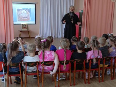 Клирик храма святителя Николая Чудотворца города Валуйки посетил городской Детский сад N°7