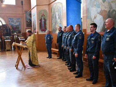 Настоятель Свято-Митрофановского храма города Бирюча совершил молебное пение с участием сотрудников МЧС