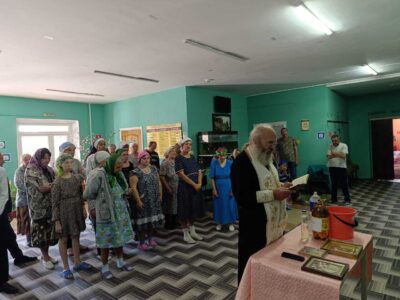 Священник посетил Ровеньский дом социального обслуживания в селе Барсучье