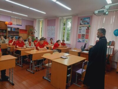 Активисты «Движения Первых» Новоуколовской школы встретились с настоятелем храма Владимирской иконы Божией Матери села Старое Уколово