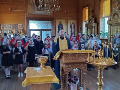 Настоятель Свято-Никольского храма села Сорокино провел молебен с учениками и учителями МБОУ Сорокинской СОШ