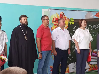 Благочинный I-го Бирюченского округа принял участие в торжественной линейке в ОГБОУ «Бирюченская СОШ»