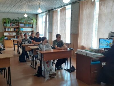 Настоятель храма Спаса Нерукотворного поселка Волоконовка провел урок-беседу с первокурсниками Ютановского колледжа