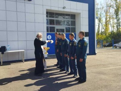 Клирик Свято-Троицкого собора совершил молебное пение в Пожарно-спасательной части № 34 поселка Ровеньки