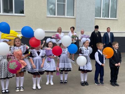Благочинный Алексеевского округа принял участие в торжественной линейке посвященной дню знаний в ОГБОУ «Алексеевская СОШ»