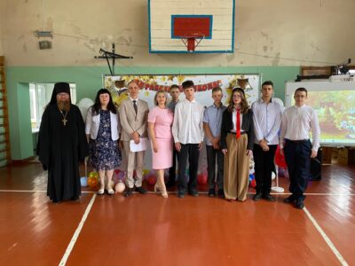 Благочинный Свято-Николаевского кафедрального собора посетил торжественную линейку в МОУ «СОШ №3» города Валуйки