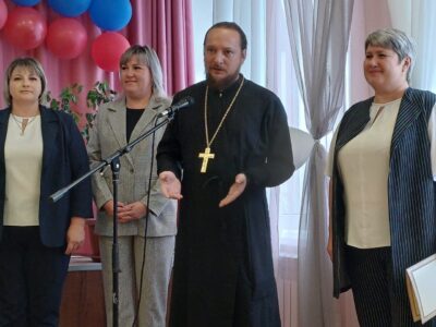 Настоятель Свято-Никольского храма принял участие в торжественной линейке посвященной началу нового учебного года в МБОУ «Николаевская СОШ»