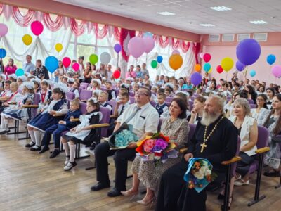 Клирик Свято-Троицкого собора поселка Ровеньки посетил школьную линейку в ОГБОУ «Ровеньская СОШ с УИОП»