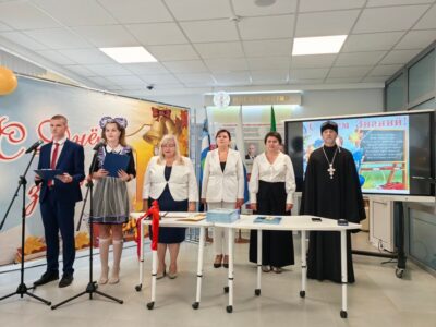 Настоятель храма святителя Иоанна Златоуста посетил торжественную линейку в ОГБОУ «Валуйская СОШ № 4»