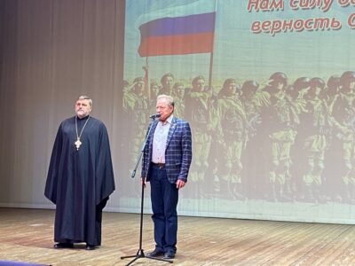 Благочинный Валуйского округа принял участие в поздравлении юношей в День призывника