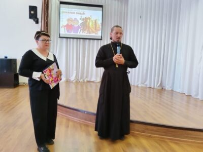 Настоятель храма Тихвинской иконы Божией Матери посетил праздничный концерт посвященный Дню пожилого человека