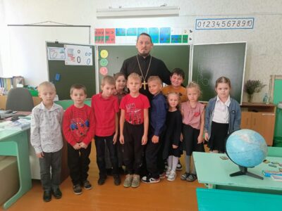 Настоятель храма Тихвинской иконы Божией Матери провел встречу с учениками первого класса Ютановской СОШ