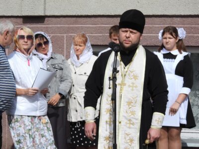 Благочинный приходов Ровеньского округа принял участие в открытии мемориальной доски в память о погибшем в ходе СВО воине