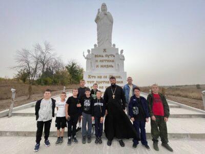 Благочинный I-го Бирюченского округа провел экскурсию по территории паломнического центра в хуторе Ездоцкий для воспитанников федерации бокса «Айсберг» вместе с тренером