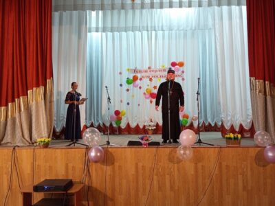 Священник посетил праздничный концерт «Тепло сердец для милых мам» посвященный Дню матери