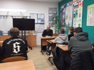 Настоятель храма Спаса Нерукотворного посёлка Волоконовка провел урок-беседу со студентами Ютановского колледжа