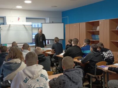 Настоятель храма Спаса Нерукотворного поселка Волоконовка провел урок-беседу со студентами первого курса Ютановского колледжа