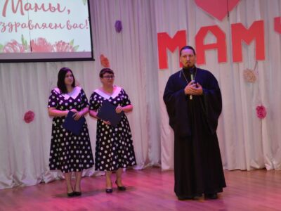Священник посетил праздничный концерт посвящённый Дню матери
