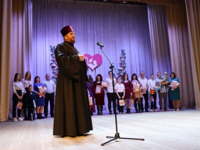 Клирик храма Успения Пресвятой Богородицы поселка Волоконовка поздрвил женщин с Днем матери