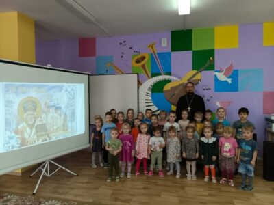 Настоятель храма Тихвинской иконы Божией Матери села Ютановка посетил детский сад «Ромашка»