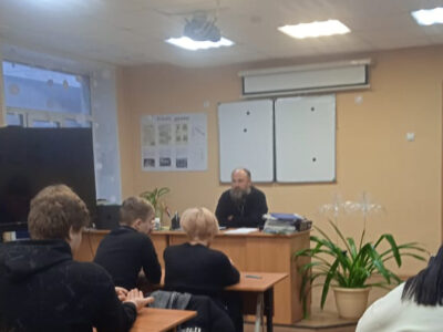 Настоятель храма Спаса Нерукотворного поселка Волоконовка провел урок-беседу со студентами второго курса Ютановского колледжа