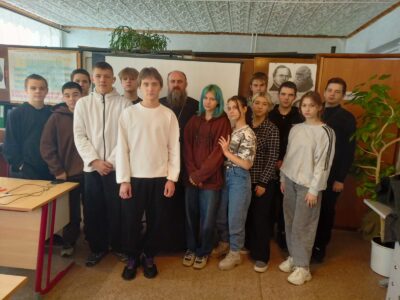 Настоятель храма Спаса Нерукотворного поселка Волоконовка провел урок-беседу со студентами Ютановского колледжа