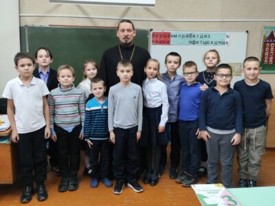 Состоялась встреча настоятеля храма Тихвинской иконы Божией Матери с учениками Ютановской СОШ
