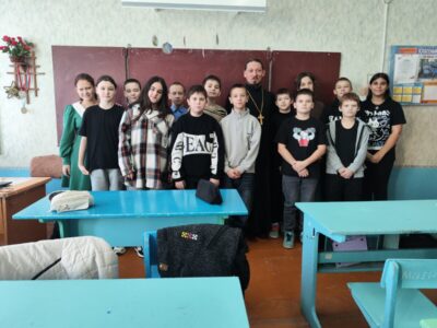 Настоятель храма Тихвинской иконы Божией Матери провёл урок с учениками 6 класса в местной школе