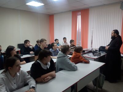 Настоятель храма Архистратига Божия Михаила села Глуховка провел беседу с учащимися местной школы