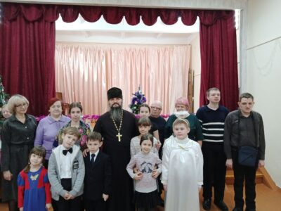 Силами воспитанников воскресной школы при храме святителя Николая Чудотворца города Валуйки была проведена рождественская театрализованная постановка для людей с ограниченной функцией зрения