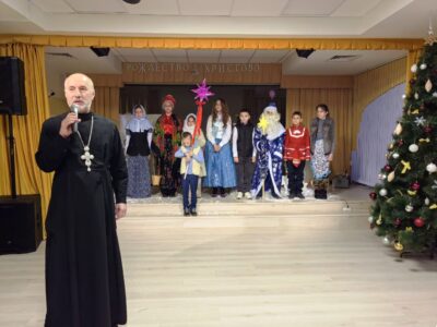 Настоятель храма Святителя Иоанна Златоуста посетил выступление православного театра «Зернышко»