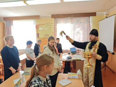 Настоятель храма Покрова Пресвятой Богородицы села Сетище посетил местную школу и детский сад